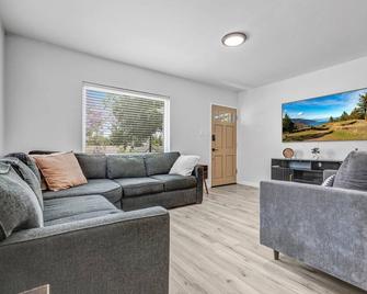 3 bedroom 2 bath Family Home with private backyard in Alhambra - Alhambra - Living room