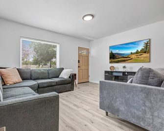 3 bedroom 2 bath Family Home with private backyard in Alhambra - Alhambra - Salon