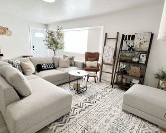 Restful Nest A 3bd&2ba in Midtown Anchorage - Anchorage - Phòng khách