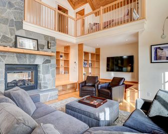 Luxurious Cabin with Lovely Furnished Deck Views in New Hampshire - Jackson - Living room