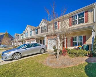 Charming Greensboro Townhouse with Back Patio! - Greensboro - Building