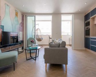 Renovated bijou gem in heart of Cannes - Cannes - Wohnzimmer