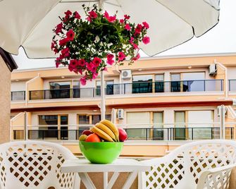 Holiday Apartments 80 m from a Sandy Beach - Pomorie - Balcony