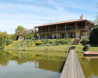 Lake Noble is a self-catering cottage with a pond, swimming pool and spa. - Mouilleron-Saint-Germain - Edificio