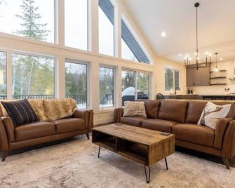 Gorgeous 4 Bedroom with Hot Tub. A/C - Fernie - Salon