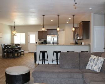 The Mohave Fort: Pool & Patio - Fort Mohave - Living room