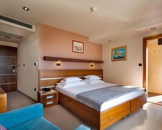 Hotel Plaza - Omiš - Sypialnia