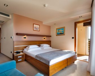 Hotel Plaza - Omiš - Slaapkamer