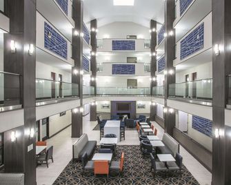 La Quinta Inn & Suites by Wyndham Covington - Covington - Lobby