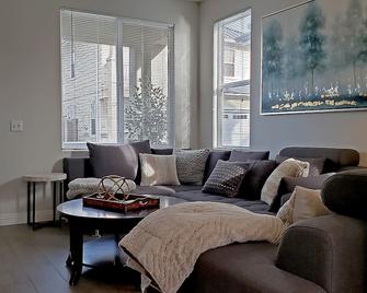 Cozy and Bright Cape Cod Delight - Port Hueneme - Living room