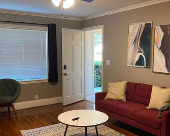Heart of it All- with free off street parking! - Shreveport - Living room