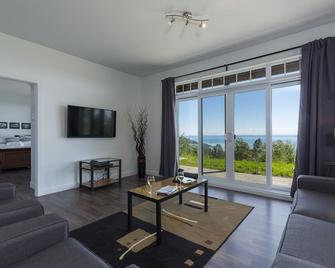 Le Côtier - With stunning view of the Saint-Lawrence river! - Saint-Joseph-de-la-Rive - Sala de estar