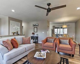 RiverSong Waterfront La Crosse Home with Dock - La Crosse - Living room