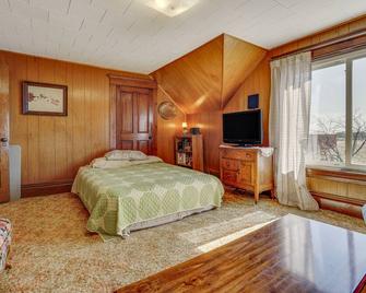 Quiet Farmhouse Retreat with Fire Pit - Pets Welcome - Milltown - Sypialnia