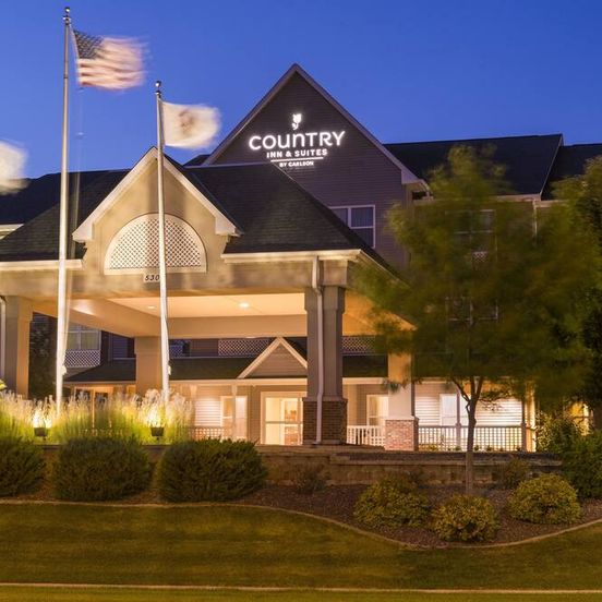 Building view of Country Inn & Suites by Radisson, Peoria North IL