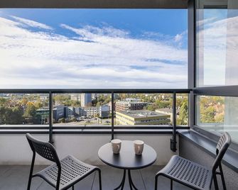 Apartamenty Urban Sunset w Katowicach, blisko Spodka i parku z Parkingiem, Klimatyzacją i Balkonem by Noclegi Renters - Katowice - Balkon