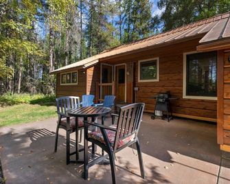 Cozy Cabin Walk to Glacier National Park 1 mile to GNP - West Glacier - Patio