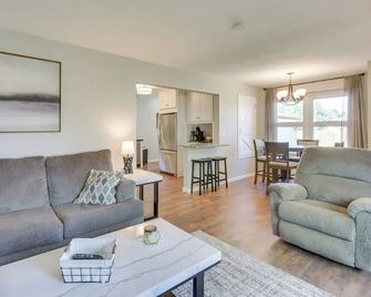 Sunny Cloquet Home - 2 Mi to St Louis River! - Cloquet - Living room