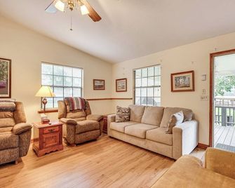 Couples Getaway! Lake Talquin Townhome w/ Deck - Quincy - Huiskamer