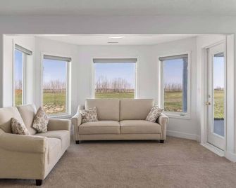 Acreage, 5 bdrm, King Bed, AC, Wood Fireplace, Rural - Balzac - Living room