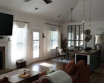 Cozy & Airy Retreat with Lots of Character - Clarksville - Living room