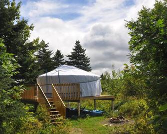 Large sky blue yurt at Cabot Shores Wilderness Resort - Indian Brook - Vista del exterior