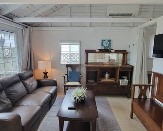 2 Private Beach Front Cottages on the Lake in Beautiful Port Stanley - Port Stanley - Living room