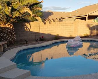 Beautiful home with private outdoor swimming pool - Maricopa - Piscina