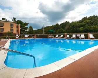 Best Western Plus University Inn Steubenville - Steubenville - Zwembad