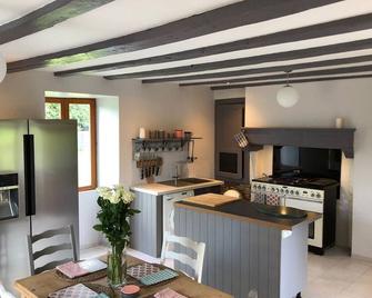 The Walnut Tree, Classic Farmhouse, traditional style, Hamlet location - Bussière-Poitevine - Cocina