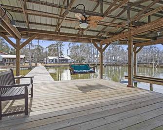 Beautiful Waterfront Retreat with Many Amenities - Elizabethtown - Patio