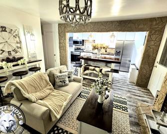 Charming 4-bedroom farmhouse in tranquil Reidsville with WiFi, AC, BAR - Reidsville - Wohnzimmer