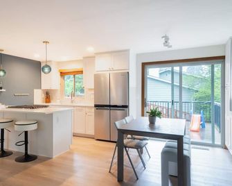 Suburban Oasis w/ Hot Tub, Fitness Room, and Office in Serene Bothell - Bothell - Keuken