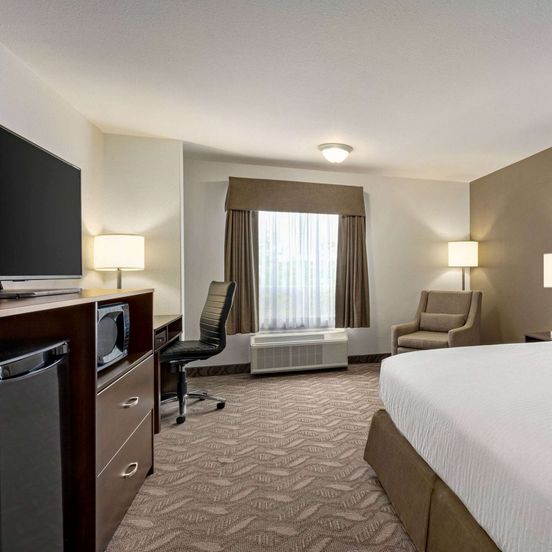 Super 8 by Wyndham Calgary Shawnessy Area image 1