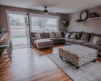 Country Farmhouse Sleeps 12 with hot tub. - Salmon - Вітальня