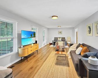 3 Bedrooms 8 Guests Modern Ranch Retreat on Half Acre - Murray - Sala de estar