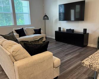 3-bedroom townhome in charming Wake Forest with AC - Wake Forest - Wohnzimmer
