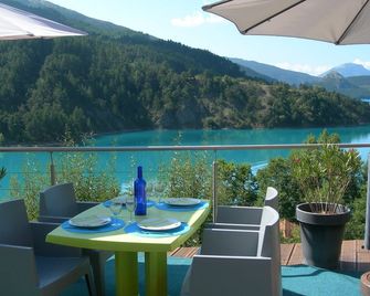 Duplex lake view villa near Castellane and Gorges Du Verdon, private paddle boat - Saint-Julien-du-Verdon - Balcón