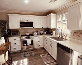 Six Flags Vacation Home - Lithia Springs - Kitchen