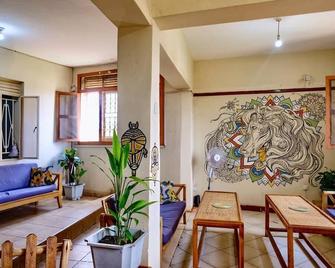 The Five Horsemen Uganda - Hostel - Kampala - Living room