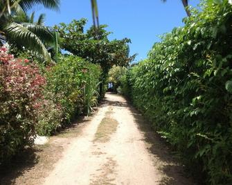 Room Vaiora 4 pax beach access, air-conditioned kitchen bathroom, free breakfast - Papetoai - Outdoor view