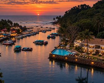 Acron Waterfront Resort - Baga