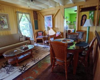 Rain Forest Apartment! - Keaau - Dining room