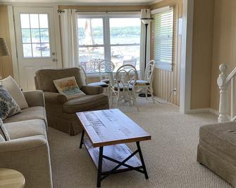 Chautauqua Lake Cottage - Lakewood - Living room