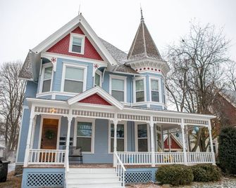 Charming Historic Upper | Walk to Downtown, Lakes - Oconomowoc - Gebouw