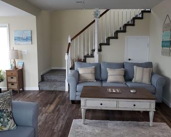 Quiet Beach Escape. Close To De Turf Fields.Brtax Free Shopping! - Frederica - Living room