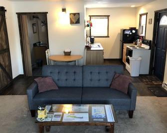 2 Bedroom Cottage On 3+ Acres Between Edinboro And Meadville - Venango - Living room