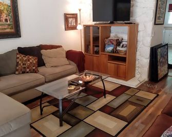 Comfy, Central 2Bd, 2Ba Home: medical professionals, retirees, work from home. - Redlands - Sala de estar