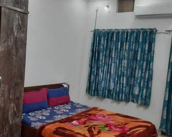 Beautiful AC Room, Best Location, Furnished with Kitchen, TV, Fridge, Washing Machine etc at Pachpedinaka Raipur - Raipur - Bedroom