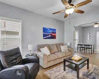 Lansing 'Love Michigan' House, 10 minutes to MSU Campus - Lansing - Living room